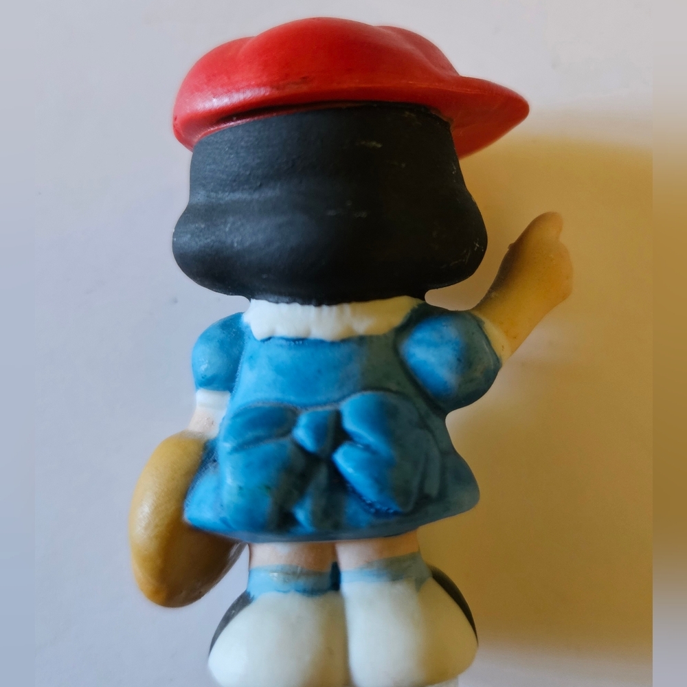 VINTAGE 1966 PEANUTS LUCY CERAMIC STATUE PLAYING BASEBALL - Picture 3 of 4